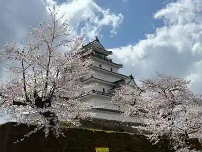 鶴ケ城稲荷神社の{uncategorized: "未分類", other: "その他", undefined: "問題あり", building: "その他建物", grave: "お墓", sacred_gate: "鳥居", guardian: "狛犬", statue: "像", buddha: "仏像", history: "歴史", nature: "自然", garden: "庭園", animal: "動物", pagoda: "塔", temizu: "手水舎", mountain_gate: "山門・神門", sanctuary: "本殿・本堂", subordinate: "末社・摂社", art: "芸術", scenery: "景色", jizo: "地蔵", ema: "絵馬", goshuin: "御朱印", omikuji: "おみくじ", items: "授与品その他", amulet: "お守り", goshuincho: "御朱印帳", eats: "食事", festival: "お祭り", votive_dance: "神楽", shichigosan: "七五三参", wedding: "結婚式", experience: "体験その他", initially: "初詣", around: "周辺", anti_infection: "感染症対策"}