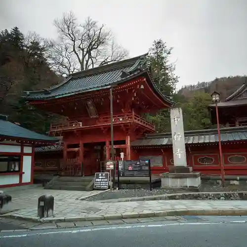 中禅寺の山門