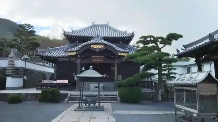 郷照寺の本殿