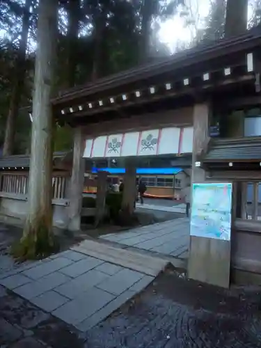 諏訪大社の山門・神門