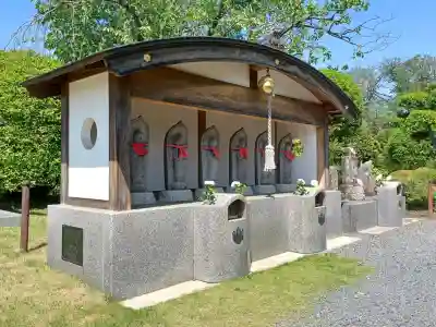 廣渡寺の{uncategorized: "未分類", other: "その他", undefined: "問題あり", building: "その他建物", grave: "お墓", sacred_gate: "鳥居", guardian: "狛犬", statue: "像", buddha: "仏像", history: "歴史", nature: "自然", garden: "庭園", animal: "動物", pagoda: "塔", temizu: "手水舎", mountain_gate: "山門・神門", sanctuary: "本殿・本堂", subordinate: "末社・摂社", art: "芸術", scenery: "景色", jizo: "地蔵", ema: "絵馬", goshuin: "御朱印", omikuji: "おみくじ", items: "授与品その他", amulet: "お守り", goshuincho: "御朱印帳", eats: "食事", festival: "お祭り", votive_dance: "神楽", shichigosan: "七五三参", wedding: "結婚式", experience: "体験その他", initially: "初詣", around: "周辺", anti_infection: "感染症対策"}