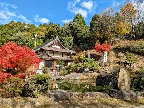 曽野稲荷神社の庭園