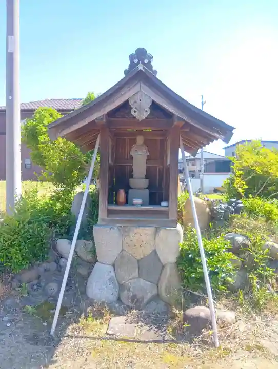 応蓮寺の{uncategorized: "未分類", other: "その他", undefined: "問題あり", building: "その他建物", grave: "お墓", sacred_gate: "鳥居", guardian: "狛犬", statue: "像", buddha: "仏像", history: "歴史", nature: "自然", garden: "庭園", animal: "動物", pagoda: "塔", temizu: "手水舎", mountain_gate: "山門・神門", sanctuary: "本殿・本堂", subordinate: "末社・摂社", art: "芸術", scenery: "景色", jizo: "地蔵", ema: "絵馬", goshuin: "御朱印", omikuji: "おみくじ", items: "授与品その他", amulet: "お守り", goshuincho: "御朱印帳", eats: "食事", festival: "お祭り", votive_dance: "神楽", shichigosan: "七五三参", wedding: "結婚式", experience: "体験その他", initially: "初詣", around: "周辺", anti_infection: "感染症対策"}
