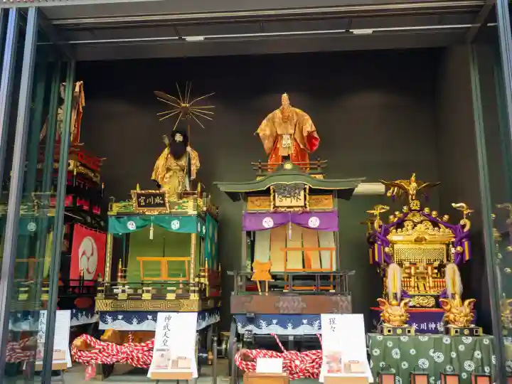 赤坂氷川神社の{uncategorized: "未分類", other: "その他", undefined: "問題あり", building: "その他建物", grave: "お墓", sacred_gate: "鳥居", guardian: "狛犬", statue: "像", buddha: "仏像", history: "歴史", nature: "自然", garden: "庭園", animal: "動物", pagoda: "塔", temizu: "手水舎", mountain_gate: "山門・神門", sanctuary: "本殿・本堂", subordinate: "末社・摂社", art: "芸術", scenery: "景色", jizo: "地蔵", ema: "絵馬", goshuin: "御朱印", omikuji: "おみくじ", items: "授与品その他", amulet: "お守り", goshuincho: "御朱印帳", eats: "食事", festival: "お祭り", votive_dance: "神楽", shichigosan: "七五三参", wedding: "結婚式", experience: "体験その他", initially: "初詣", around: "周辺", anti_infection: "感染症対策"}