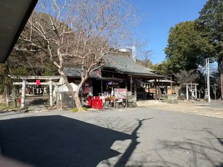 賀茂別雷神社の{uncategorized: "未分類", other: "その他", undefined: "問題あり", building: "その他建物", grave: "お墓", sacred_gate: "鳥居", guardian: "狛犬", statue: "像", buddha: "仏像", history: "歴史", nature: "自然", garden: "庭園", animal: "動物", pagoda: "塔", temizu: "手水舎", mountain_gate: "山門・神門", sanctuary: "本殿・本堂", subordinate: "末社・摂社", art: "芸術", scenery: "景色", jizo: "地蔵", ema: "絵馬", goshuin: "御朱印", omikuji: "おみくじ", items: "授与品その他", amulet: "お守り", goshuincho: "御朱印帳", eats: "食事", festival: "お祭り", votive_dance: "神楽", shichigosan: "七五三参", wedding: "結婚式", experience: "体験その他", initially: "初詣", around: "周辺", anti_infection: "感染症対策"}