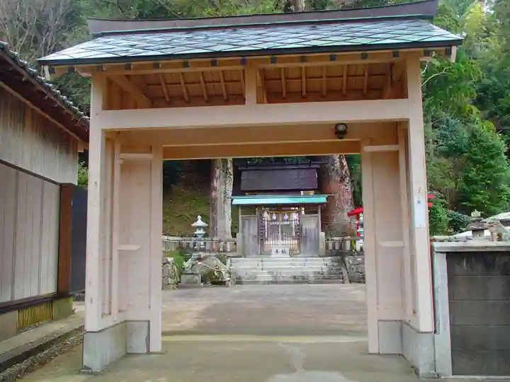 烏止野神社の山門・神門