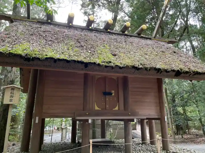 伊勢神宮内宮(皇大神宮)の{uncategorized: "未分類", other: "その他", undefined: "問題あり", building: "その他建物", grave: "お墓", sacred_gate: "鳥居", guardian: "狛犬", statue: "像", buddha: "仏像", history: "歴史", nature: "自然", garden: "庭園", animal: "動物", pagoda: "塔", temizu: "手水舎", mountain_gate: "山門・神門", sanctuary: "本殿・本堂", subordinate: "末社・摂社", art: "芸術", scenery: "景色", jizo: "地蔵", ema: "絵馬", goshuin: "御朱印", omikuji: "おみくじ", items: "授与品その他", amulet: "お守り", goshuincho: "御朱印帳", eats: "食事", festival: "お祭り", votive_dance: "神楽", shichigosan: "七五三参", wedding: "結婚式", experience: "体験その他", initially: "初詣", around: "周辺", anti_infection: "感染症対策"}
