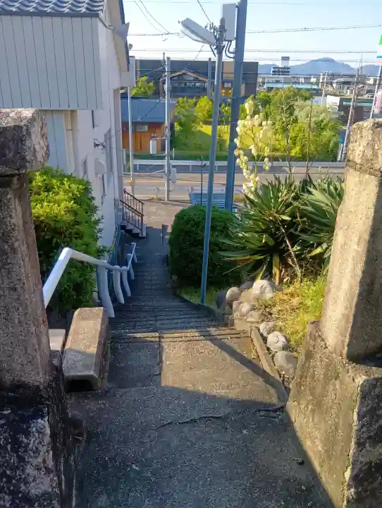 鞍掛神社の{uncategorized: "未分類", other: "その他", undefined: "問題あり", building: "その他建物", grave: "お墓", sacred_gate: "鳥居", guardian: "狛犬", statue: "像", buddha: "仏像", history: "歴史", nature: "自然", garden: "庭園", animal: "動物", pagoda: "塔", temizu: "手水舎", mountain_gate: "山門・神門", sanctuary: "本殿・本堂", subordinate: "末社・摂社", art: "芸術", scenery: "景色", jizo: "地蔵", ema: "絵馬", goshuin: "御朱印", omikuji: "おみくじ", items: "授与品その他", amulet: "お守り", goshuincho: "御朱印帳", eats: "食事", festival: "お祭り", votive_dance: "神楽", shichigosan: "七五三参", wedding: "結婚式", experience: "体験その他", initially: "初詣", around: "周辺", anti_infection: "感染症対策"}