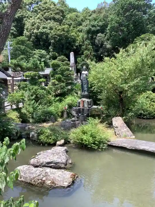 三輪神社の庭園