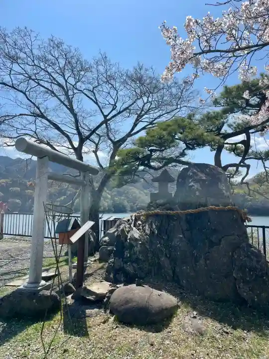 御供岩の{uncategorized: "未分類", other: "その他", undefined: "問題あり", building: "その他建物", grave: "お墓", sacred_gate: "鳥居", guardian: "狛犬", statue: "像", buddha: "仏像", history: "歴史", nature: "自然", garden: "庭園", animal: "動物", pagoda: "塔", temizu: "手水舎", mountain_gate: "山門・神門", sanctuary: "本殿・本堂", subordinate: "末社・摂社", art: "芸術", scenery: "景色", jizo: "地蔵", ema: "絵馬", goshuin: "御朱印", omikuji: "おみくじ", items: "授与品その他", amulet: "お守り", goshuincho: "御朱印帳", eats: "食事", festival: "お祭り", votive_dance: "神楽", shichigosan: "七五三参", wedding: "結婚式", experience: "体験その他", initially: "初詣", around: "周辺", anti_infection: "感染症対策"}