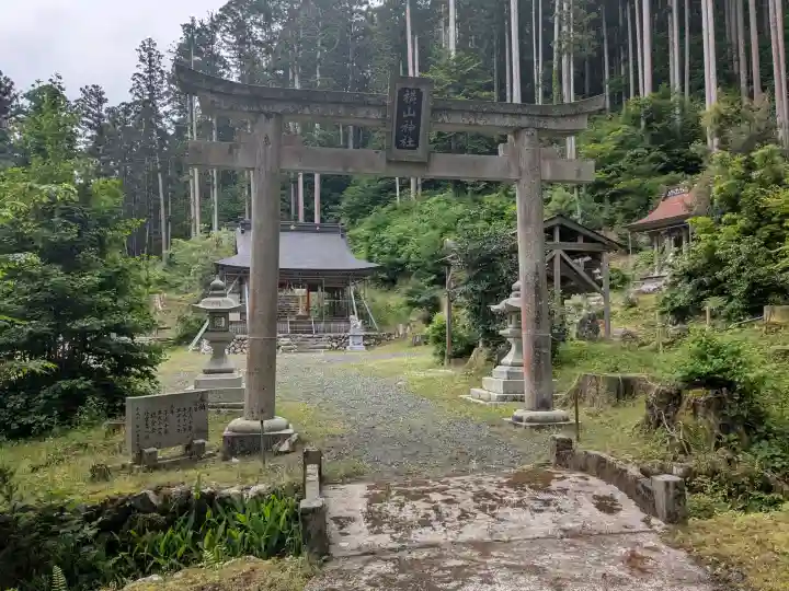 横山神社の{uncategorized: "未分類", other: "その他", undefined: "問題あり", building: "その他建物", grave: "お墓", sacred_gate: "鳥居", guardian: "狛犬", statue: "像", buddha: "仏像", history: "歴史", nature: "自然", garden: "庭園", animal: "動物", pagoda: "塔", temizu: "手水舎", mountain_gate: "山門・神門", sanctuary: "本殿・本堂", subordinate: "末社・摂社", art: "芸術", scenery: "景色", jizo: "地蔵", ema: "絵馬", goshuin: "御朱印", omikuji: "おみくじ", items: "授与品その他", amulet: "お守り", goshuincho: "御朱印帳", eats: "食事", festival: "お祭り", votive_dance: "神楽", shichigosan: "七五三参", wedding: "結婚式", experience: "体験その他", initially: "初詣", around: "周辺", anti_infection: "感染症対策"}