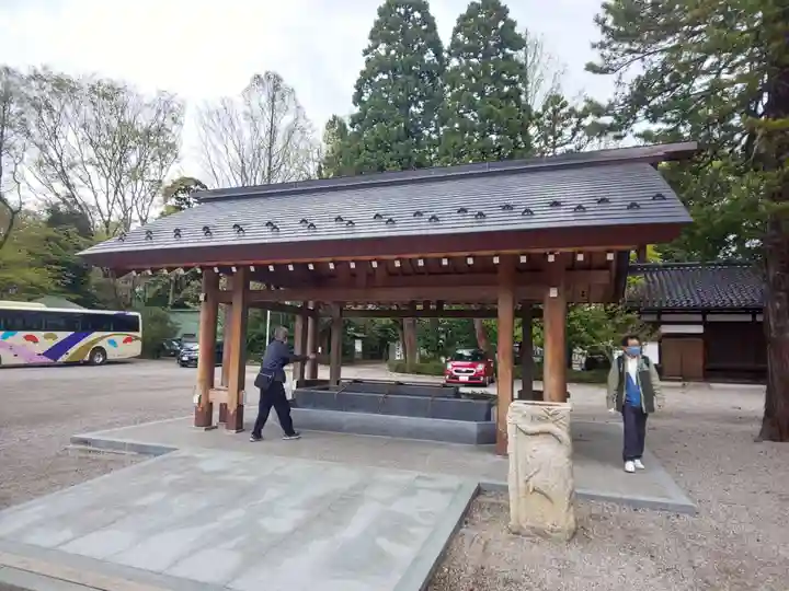 射水神社の手水舎