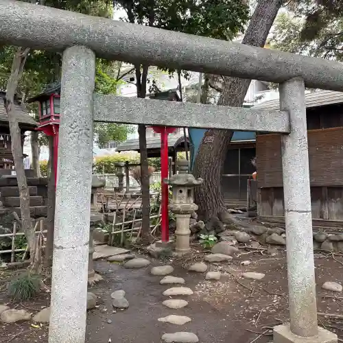 四本木稲荷神社の{uncategorized: "未分類", other: "その他", undefined: "問題あり", building: "その他建物", grave: "お墓", sacred_gate: "鳥居", guardian: "狛犬", statue: "像", buddha: "仏像", history: "歴史", nature: "自然", garden: "庭園", animal: "動物", pagoda: "塔", temizu: "手水舎", mountain_gate: "山門・神門", sanctuary: "本殿・本堂", subordinate: "末社・摂社", art: "芸術", scenery: "景色", jizo: "地蔵", ema: "絵馬", goshuin: "御朱印", omikuji: "おみくじ", items: "授与品その他", amulet: "お守り", goshuincho: "御朱印帳", eats: "食事", festival: "お祭り", votive_dance: "神楽", shichigosan: "七五三参", wedding: "結婚式", experience: "体験その他", initially: "初詣", around: "周辺", anti_infection: "感染症対策"}