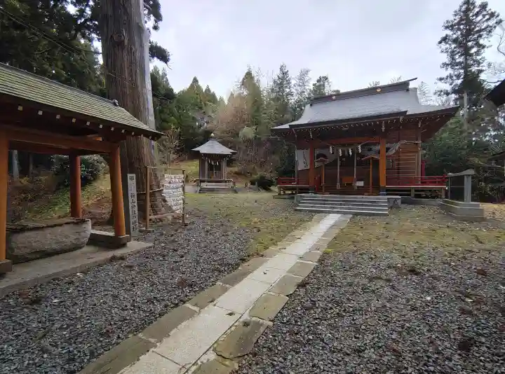 新山神社の{uncategorized: "未分類", other: "その他", undefined: "問題あり", building: "その他建物", grave: "お墓", sacred_gate: "鳥居", guardian: "狛犬", statue: "像", buddha: "仏像", history: "歴史", nature: "自然", garden: "庭園", animal: "動物", pagoda: "塔", temizu: "手水舎", mountain_gate: "山門・神門", sanctuary: "本殿・本堂", subordinate: "末社・摂社", art: "芸術", scenery: "景色", jizo: "地蔵", ema: "絵馬", goshuin: "御朱印", omikuji: "おみくじ", items: "授与品その他", amulet: "お守り", goshuincho: "御朱印帳", eats: "食事", festival: "お祭り", votive_dance: "神楽", shichigosan: "七五三参", wedding: "結婚式", experience: "体験その他", initially: "初詣", around: "周辺", anti_infection: "感染症対策"}