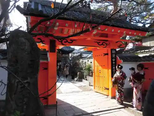金剛寺（八坂庚申堂）の山門・神門
