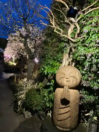 長谷寺の{uncategorized: "未分類", other: "その他", undefined: "問題あり", building: "その他建物", grave: "お墓", sacred_gate: "鳥居", guardian: "狛犬", statue: "像", buddha: "仏像", history: "歴史", nature: "自然", garden: "庭園", animal: "動物", pagoda: "塔", temizu: "手水舎", mountain_gate: "山門・神門", sanctuary: "本殿・本堂", subordinate: "末社・摂社", art: "芸術", scenery: "景色", jizo: "地蔵", ema: "絵馬", goshuin: "御朱印", omikuji: "おみくじ", items: "授与品その他", amulet: "お守り", goshuincho: "御朱印帳", eats: "食事", festival: "お祭り", votive_dance: "神楽", shichigosan: "七五三参", wedding: "結婚式", experience: "体験その他", initially: "初詣", around: "周辺", anti_infection: "感染症対策"}
