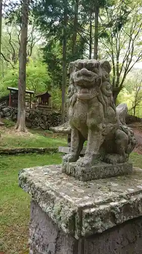 新海三社神社の狛犬