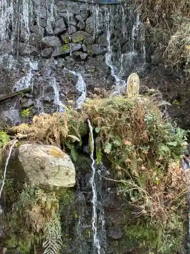 瀧川神社の{uncategorized: "未分類", other: "その他", undefined: "問題あり", building: "その他建物", grave: "お墓", sacred_gate: "鳥居", guardian: "狛犬", statue: "像", buddha: "仏像", history: "歴史", nature: "自然", garden: "庭園", animal: "動物", pagoda: "塔", temizu: "手水舎", mountain_gate: "山門・神門", sanctuary: "本殿・本堂", subordinate: "末社・摂社", art: "芸術", scenery: "景色", jizo: "地蔵", ema: "絵馬", goshuin: "御朱印", omikuji: "おみくじ", items: "授与品その他", amulet: "お守り", goshuincho: "御朱印帳", eats: "食事", festival: "お祭り", votive_dance: "神楽", shichigosan: "七五三参", wedding: "結婚式", experience: "体験その他", initially: "初詣", around: "周辺", anti_infection: "感染症対策"}