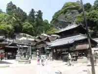 宝山寺の本殿・本堂