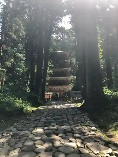 羽黒山五重塔(出羽三山神社)の{uncategorized: "未分類", other: "その他", undefined: "問題あり", building: "その他建物", grave: "お墓", sacred_gate: "鳥居", guardian: "狛犬", statue: "像", buddha: "仏像", history: "歴史", nature: "自然", garden: "庭園", animal: "動物", pagoda: "塔", temizu: "手水舎", mountain_gate: "山門・神門", sanctuary: "本殿・本堂", subordinate: "末社・摂社", art: "芸術", scenery: "景色", jizo: "地蔵", ema: "絵馬", goshuin: "御朱印", omikuji: "おみくじ", items: "授与品その他", amulet: "お守り", goshuincho: "御朱印帳", eats: "食事", festival: "お祭り", votive_dance: "神楽", shichigosan: "七五三参", wedding: "結婚式", experience: "体験その他", initially: "初詣", around: "周辺", anti_infection: "感染症対策"}