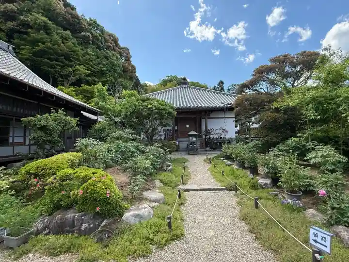 當麻寺西南院の{uncategorized: "未分類", other: "その他", undefined: "問題あり", building: "その他建物", grave: "お墓", sacred_gate: "鳥居", guardian: "狛犬", statue: "像", buddha: "仏像", history: "歴史", nature: "自然", garden: "庭園", animal: "動物", pagoda: "塔", temizu: "手水舎", mountain_gate: "山門・神門", sanctuary: "本殿・本堂", subordinate: "末社・摂社", art: "芸術", scenery: "景色", jizo: "地蔵", ema: "絵馬", goshuin: "御朱印", omikuji: "おみくじ", items: "授与品その他", amulet: "お守り", goshuincho: "御朱印帳", eats: "食事", festival: "お祭り", votive_dance: "神楽", shichigosan: "七五三参", wedding: "結婚式", experience: "体験その他", initially: "初詣", around: "周辺", anti_infection: "感染症対策"}