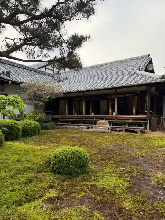 青蓮院門跡の{uncategorized: "未分類", other: "その他", undefined: "問題あり", building: "その他建物", grave: "お墓", sacred_gate: "鳥居", guardian: "狛犬", statue: "像", buddha: "仏像", history: "歴史", nature: "自然", garden: "庭園", animal: "動物", pagoda: "塔", temizu: "手水舎", mountain_gate: "山門・神門", sanctuary: "本殿・本堂", subordinate: "末社・摂社", art: "芸術", scenery: "景色", jizo: "地蔵", ema: "絵馬", goshuin: "御朱印", omikuji: "おみくじ", items: "授与品その他", amulet: "お守り", goshuincho: "御朱印帳", eats: "食事", festival: "お祭り", votive_dance: "神楽", shichigosan: "七五三参", wedding: "結婚式", experience: "体験その他", initially: "初詣", around: "周辺", anti_infection: "感染症対策"}