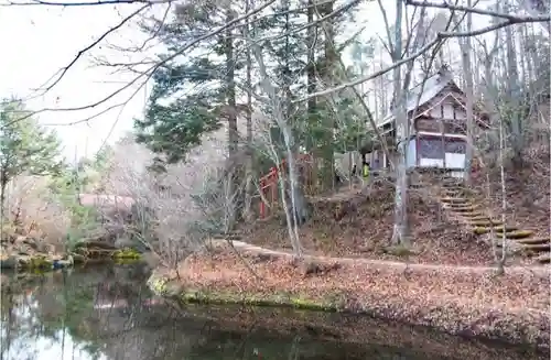 稲荷社（忍野八海　出口池）の本殿・本堂