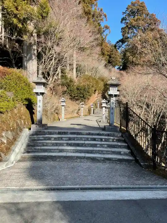 秋葉山本宮 秋葉神社 上社の{uncategorized: "未分類", other: "その他", undefined: "問題あり", building: "その他建物", grave: "お墓", sacred_gate: "鳥居", guardian: "狛犬", statue: "像", buddha: "仏像", history: "歴史", nature: "自然", garden: "庭園", animal: "動物", pagoda: "塔", temizu: "手水舎", mountain_gate: "山門・神門", sanctuary: "本殿・本堂", subordinate: "末社・摂社", art: "芸術", scenery: "景色", jizo: "地蔵", ema: "絵馬", goshuin: "御朱印", omikuji: "おみくじ", items: "授与品その他", amulet: "お守り", goshuincho: "御朱印帳", eats: "食事", festival: "お祭り", votive_dance: "神楽", shichigosan: "七五三参", wedding: "結婚式", experience: "体験その他", initially: "初詣", around: "周辺", anti_infection: "感染症対策"}