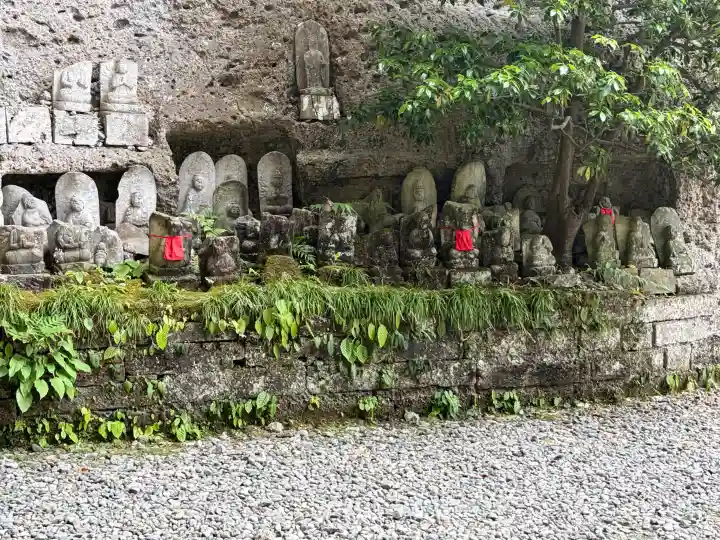 大谷寺の{uncategorized: "未分類", other: "その他", undefined: "問題あり", building: "その他建物", grave: "お墓", sacred_gate: "鳥居", guardian: "狛犬", statue: "像", buddha: "仏像", history: "歴史", nature: "自然", garden: "庭園", animal: "動物", pagoda: "塔", temizu: "手水舎", mountain_gate: "山門・神門", sanctuary: "本殿・本堂", subordinate: "末社・摂社", art: "芸術", scenery: "景色", jizo: "地蔵", ema: "絵馬", goshuin: "御朱印", omikuji: "おみくじ", items: "授与品その他", amulet: "お守り", goshuincho: "御朱印帳", eats: "食事", festival: "お祭り", votive_dance: "神楽", shichigosan: "七五三参", wedding: "結婚式", experience: "体験その他", initially: "初詣", around: "周辺", anti_infection: "感染症対策"}