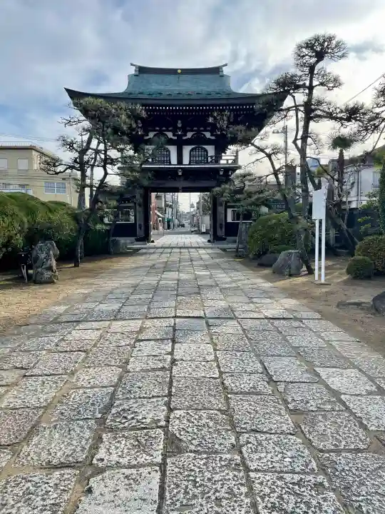 萬満寺の{uncategorized: "未分類", other: "その他", undefined: "問題あり", building: "その他建物", grave: "お墓", sacred_gate: "鳥居", guardian: "狛犬", statue: "像", buddha: "仏像", history: "歴史", nature: "自然", garden: "庭園", animal: "動物", pagoda: "塔", temizu: "手水舎", mountain_gate: "山門・神門", sanctuary: "本殿・本堂", subordinate: "末社・摂社", art: "芸術", scenery: "景色", jizo: "地蔵", ema: "絵馬", goshuin: "御朱印", omikuji: "おみくじ", items: "授与品その他", amulet: "お守り", goshuincho: "御朱印帳", eats: "食事", festival: "お祭り", votive_dance: "神楽", shichigosan: "七五三参", wedding: "結婚式", experience: "体験その他", initially: "初詣", around: "周辺", anti_infection: "感染症対策"}