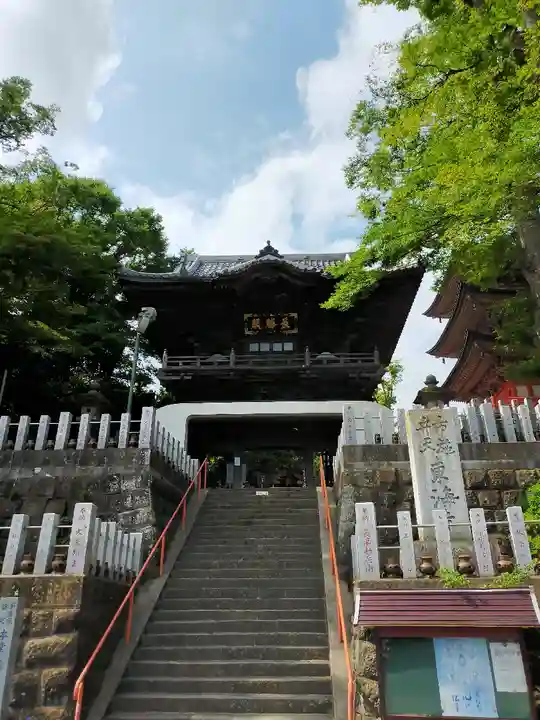 布施弁天 東海寺の山門・神門