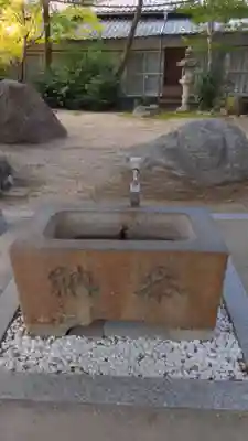 漆部神社の手水舎