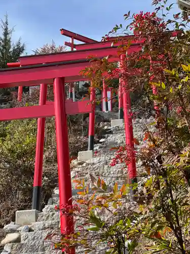 差出磯大嶽山神社 仕事と健康と厄よけの神さまの鳥居