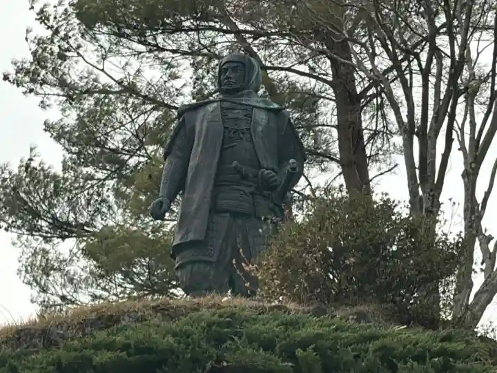 春日山神社の{uncategorized: "未分類", other: "その他", undefined: "問題あり", building: "その他建物", grave: "お墓", sacred_gate: "鳥居", guardian: "狛犬", statue: "像", buddha: "仏像", history: "歴史", nature: "自然", garden: "庭園", animal: "動物", pagoda: "塔", temizu: "手水舎", mountain_gate: "山門・神門", sanctuary: "本殿・本堂", subordinate: "末社・摂社", art: "芸術", scenery: "景色", jizo: "地蔵", ema: "絵馬", goshuin: "御朱印", omikuji: "おみくじ", items: "授与品その他", amulet: "お守り", goshuincho: "御朱印帳", eats: "食事", festival: "お祭り", votive_dance: "神楽", shichigosan: "七五三参", wedding: "結婚式", experience: "体験その他", initially: "初詣", around: "周辺", anti_infection: "感染症対策"}