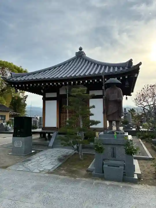成願寺の{uncategorized: "未分類", other: "その他", undefined: "問題あり", building: "その他建物", grave: "お墓", sacred_gate: "鳥居", guardian: "狛犬", statue: "像", buddha: "仏像", history: "歴史", nature: "自然", garden: "庭園", animal: "動物", pagoda: "塔", temizu: "手水舎", mountain_gate: "山門・神門", sanctuary: "本殿・本堂", subordinate: "末社・摂社", art: "芸術", scenery: "景色", jizo: "地蔵", ema: "絵馬", goshuin: "御朱印", omikuji: "おみくじ", items: "授与品その他", amulet: "お守り", goshuincho: "御朱印帳", eats: "食事", festival: "お祭り", votive_dance: "神楽", shichigosan: "七五三参", wedding: "結婚式", experience: "体験その他", initially: "初詣", around: "周辺", anti_infection: "感染症対策"}