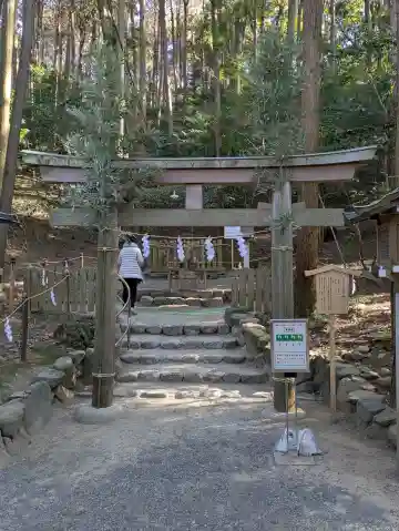 磐座神社(大神神社摂社)の{uncategorized: "未分類", other: "その他", undefined: "問題あり", building: "その他建物", grave: "お墓", sacred_gate: "鳥居", guardian: "狛犬", statue: "像", buddha: "仏像", history: "歴史", nature: "自然", garden: "庭園", animal: "動物", pagoda: "塔", temizu: "手水舎", mountain_gate: "山門・神門", sanctuary: "本殿・本堂", subordinate: "末社・摂社", art: "芸術", scenery: "景色", jizo: "地蔵", ema: "絵馬", goshuin: "御朱印", omikuji: "おみくじ", items: "授与品その他", amulet: "お守り", goshuincho: "御朱印帳", eats: "食事", festival: "お祭り", votive_dance: "神楽", shichigosan: "七五三参", wedding: "結婚式", experience: "体験その他", initially: "初詣", around: "周辺", anti_infection: "感染症対策"}