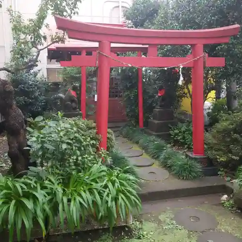 上布田稲荷神社の鳥居