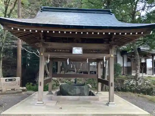 六所神社の手水舎
