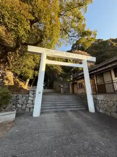 長島神社の{uncategorized: "未分類", other: "その他", undefined: "問題あり", building: "その他建物", grave: "お墓", sacred_gate: "鳥居", guardian: "狛犬", statue: "像", buddha: "仏像", history: "歴史", nature: "自然", garden: "庭園", animal: "動物", pagoda: "塔", temizu: "手水舎", mountain_gate: "山門・神門", sanctuary: "本殿・本堂", subordinate: "末社・摂社", art: "芸術", scenery: "景色", jizo: "地蔵", ema: "絵馬", goshuin: "御朱印", omikuji: "おみくじ", items: "授与品その他", amulet: "お守り", goshuincho: "御朱印帳", eats: "食事", festival: "お祭り", votive_dance: "神楽", shichigosan: "七五三参", wedding: "結婚式", experience: "体験その他", initially: "初詣", around: "周辺", anti_infection: "感染症対策"}