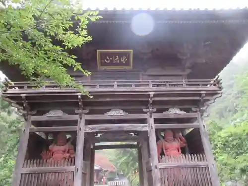 出流山満願寺の山門