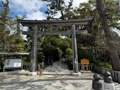 寒川神社の{uncategorized: "未分類", other: "その他", undefined: "問題あり", building: "その他建物", grave: "お墓", sacred_gate: "鳥居", guardian: "狛犬", statue: "像", buddha: "仏像", history: "歴史", nature: "自然", garden: "庭園", animal: "動物", pagoda: "塔", temizu: "手水舎", mountain_gate: "山門・神門", sanctuary: "本殿・本堂", subordinate: "末社・摂社", art: "芸術", scenery: "景色", jizo: "地蔵", ema: "絵馬", goshuin: "御朱印", omikuji: "おみくじ", items: "授与品その他", amulet: "お守り", goshuincho: "御朱印帳", eats: "食事", festival: "お祭り", votive_dance: "神楽", shichigosan: "七五三参", wedding: "結婚式", experience: "体験その他", initially: "初詣", around: "周辺", anti_infection: "感染症対策"}