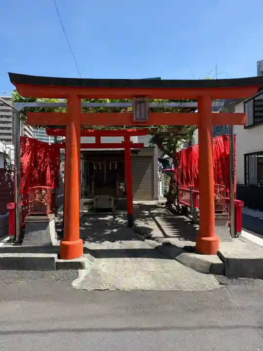 三藤稲荷社の{uncategorized: "未分類", other: "その他", undefined: "問題あり", building: "その他建物", grave: "お墓", sacred_gate: "鳥居", guardian: "狛犬", statue: "像", buddha: "仏像", history: "歴史", nature: "自然", garden: "庭園", animal: "動物", pagoda: "塔", temizu: "手水舎", mountain_gate: "山門・神門", sanctuary: "本殿・本堂", subordinate: "末社・摂社", art: "芸術", scenery: "景色", jizo: "地蔵", ema: "絵馬", goshuin: "御朱印", omikuji: "おみくじ", items: "授与品その他", amulet: "お守り", goshuincho: "御朱印帳", eats: "食事", festival: "お祭り", votive_dance: "神楽", shichigosan: "七五三参", wedding: "結婚式", experience: "体験その他", initially: "初詣", around: "周辺", anti_infection: "感染症対策"}