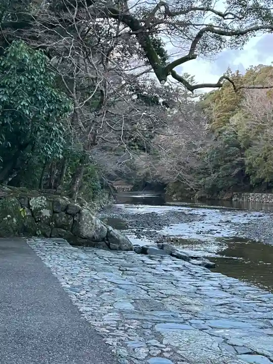 伊勢神宮内宮(皇大神宮)の{uncategorized: "未分類", other: "その他", undefined: "問題あり", building: "その他建物", grave: "お墓", sacred_gate: "鳥居", guardian: "狛犬", statue: "像", buddha: "仏像", history: "歴史", nature: "自然", garden: "庭園", animal: "動物", pagoda: "塔", temizu: "手水舎", mountain_gate: "山門・神門", sanctuary: "本殿・本堂", subordinate: "末社・摂社", art: "芸術", scenery: "景色", jizo: "地蔵", ema: "絵馬", goshuin: "御朱印", omikuji: "おみくじ", items: "授与品その他", amulet: "お守り", goshuincho: "御朱印帳", eats: "食事", festival: "お祭り", votive_dance: "神楽", shichigosan: "七五三参", wedding: "結婚式", experience: "体験その他", initially: "初詣", around: "周辺", anti_infection: "感染症対策"}