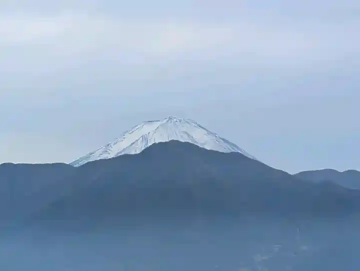 差出磯大嶽山神社 仕事と健康と厄よけの神さまの{uncategorized: "未分類", other: "その他", undefined: "問題あり", building: "その他建物", grave: "お墓", sacred_gate: "鳥居", guardian: "狛犬", statue: "像", buddha: "仏像", history: "歴史", nature: "自然", garden: "庭園", animal: "動物", pagoda: "塔", temizu: "手水舎", mountain_gate: "山門・神門", sanctuary: "本殿・本堂", subordinate: "末社・摂社", art: "芸術", scenery: "景色", jizo: "地蔵", ema: "絵馬", goshuin: "御朱印", omikuji: "おみくじ", items: "授与品その他", amulet: "お守り", goshuincho: "御朱印帳", eats: "食事", festival: "お祭り", votive_dance: "神楽", shichigosan: "七五三参", wedding: "結婚式", experience: "体験その他", initially: "初詣", around: "周辺", anti_infection: "感染症対策"}