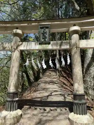 三峯神社奥宮の{uncategorized: "未分類", other: "その他", undefined: "問題あり", building: "その他建物", grave: "お墓", sacred_gate: "鳥居", guardian: "狛犬", statue: "像", buddha: "仏像", history: "歴史", nature: "自然", garden: "庭園", animal: "動物", pagoda: "塔", temizu: "手水舎", mountain_gate: "山門・神門", sanctuary: "本殿・本堂", subordinate: "末社・摂社", art: "芸術", scenery: "景色", jizo: "地蔵", ema: "絵馬", goshuin: "御朱印", omikuji: "おみくじ", items: "授与品その他", amulet: "お守り", goshuincho: "御朱印帳", eats: "食事", festival: "お祭り", votive_dance: "神楽", shichigosan: "七五三参", wedding: "結婚式", experience: "体験その他", initially: "初詣", around: "周辺", anti_infection: "感染症対策"}