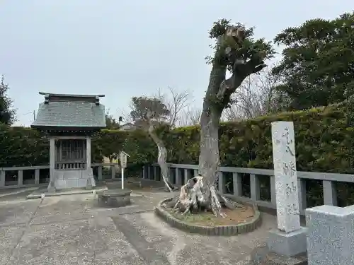 元八幡神社の{uncategorized: "未分類", other: "その他", undefined: "問題あり", building: "その他建物", grave: "お墓", sacred_gate: "鳥居", guardian: "狛犬", statue: "像", buddha: "仏像", history: "歴史", nature: "自然", garden: "庭園", animal: "動物", pagoda: "塔", temizu: "手水舎", mountain_gate: "山門・神門", sanctuary: "本殿・本堂", subordinate: "末社・摂社", art: "芸術", scenery: "景色", jizo: "地蔵", ema: "絵馬", goshuin: "御朱印", omikuji: "おみくじ", items: "授与品その他", amulet: "お守り", goshuincho: "御朱印帳", eats: "食事", festival: "お祭り", votive_dance: "神楽", shichigosan: "七五三参", wedding: "結婚式", experience: "体験その他", initially: "初詣", around: "周辺", anti_infection: "感染症対策"}