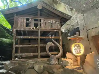 銭洗弁財天宇賀福神社の{uncategorized: "未分類", other: "その他", undefined: "問題あり", building: "その他建物", grave: "お墓", sacred_gate: "鳥居", guardian: "狛犬", statue: "像", buddha: "仏像", history: "歴史", nature: "自然", garden: "庭園", animal: "動物", pagoda: "塔", temizu: "手水舎", mountain_gate: "山門・神門", sanctuary: "本殿・本堂", subordinate: "末社・摂社", art: "芸術", scenery: "景色", jizo: "地蔵", ema: "絵馬", goshuin: "御朱印", omikuji: "おみくじ", items: "授与品その他", amulet: "お守り", goshuincho: "御朱印帳", eats: "食事", festival: "お祭り", votive_dance: "神楽", shichigosan: "七五三参", wedding: "結婚式", experience: "体験その他", initially: "初詣", around: "周辺", anti_infection: "感染症対策"}