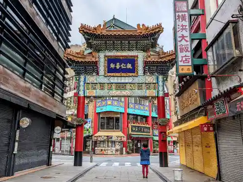 横濱関帝廟の山門・神門