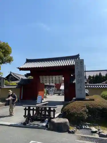 薬師寺の山門