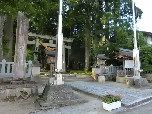 雄山神社中宮祈願殿の鳥居